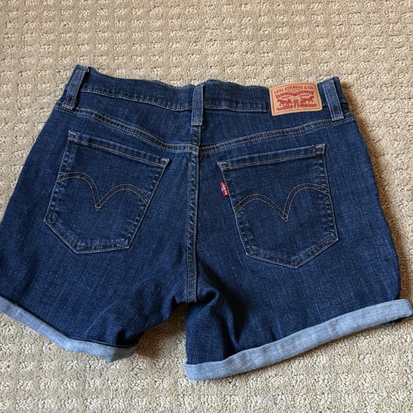 Levi’s mid length denim shorts - Picture 3 of 3